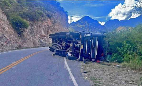 CAMIÓN SE DESPISTA Y VUELCA EN CCONOC: CONDUCTOR SALIÓ ILESO